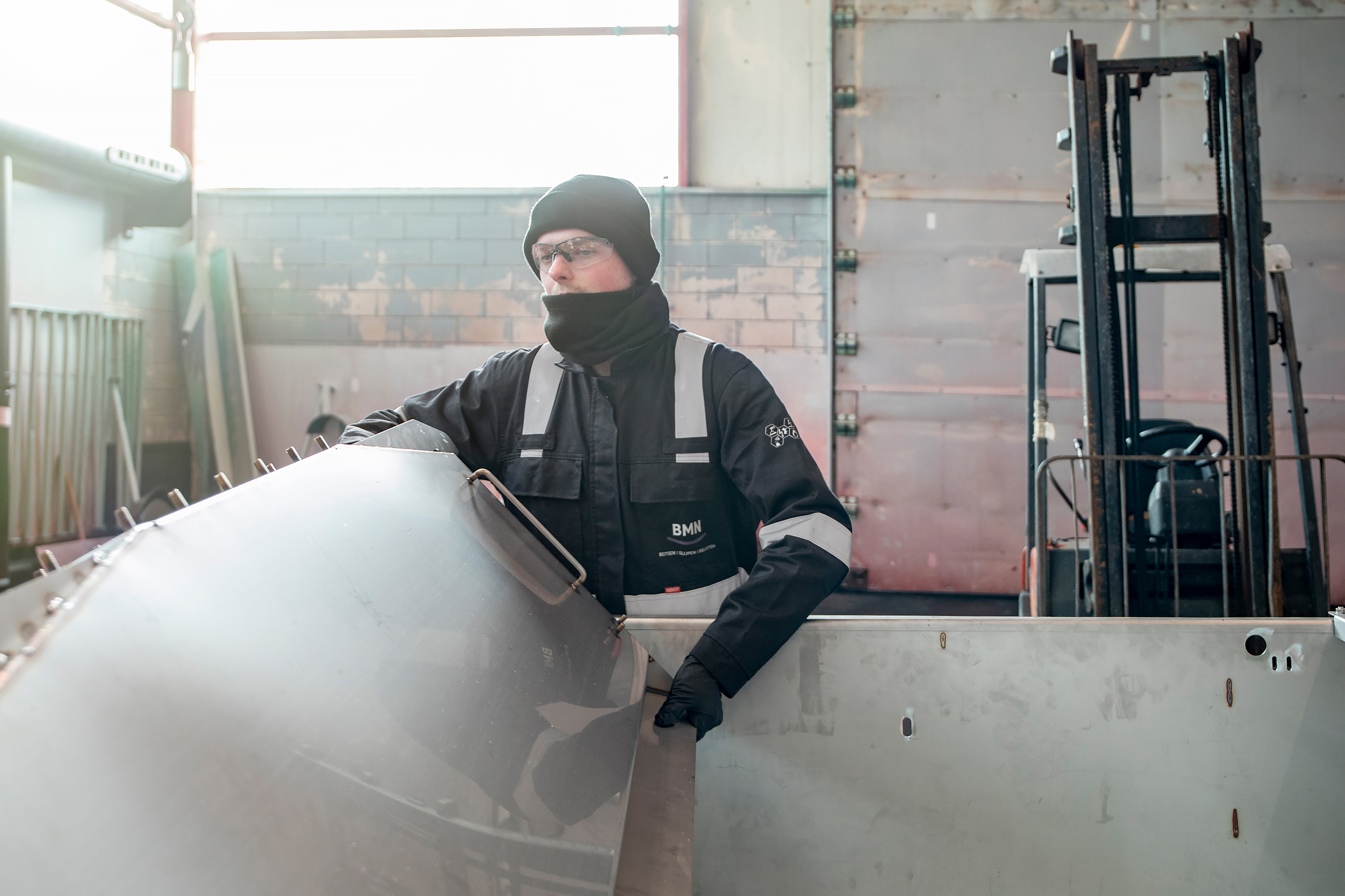 Bij Beitserij Midden Nederland zijn we gespecialiseerd in het beitsen en passiveren van rvs, en in het slijpen en polijsten van rvs en aluminium.