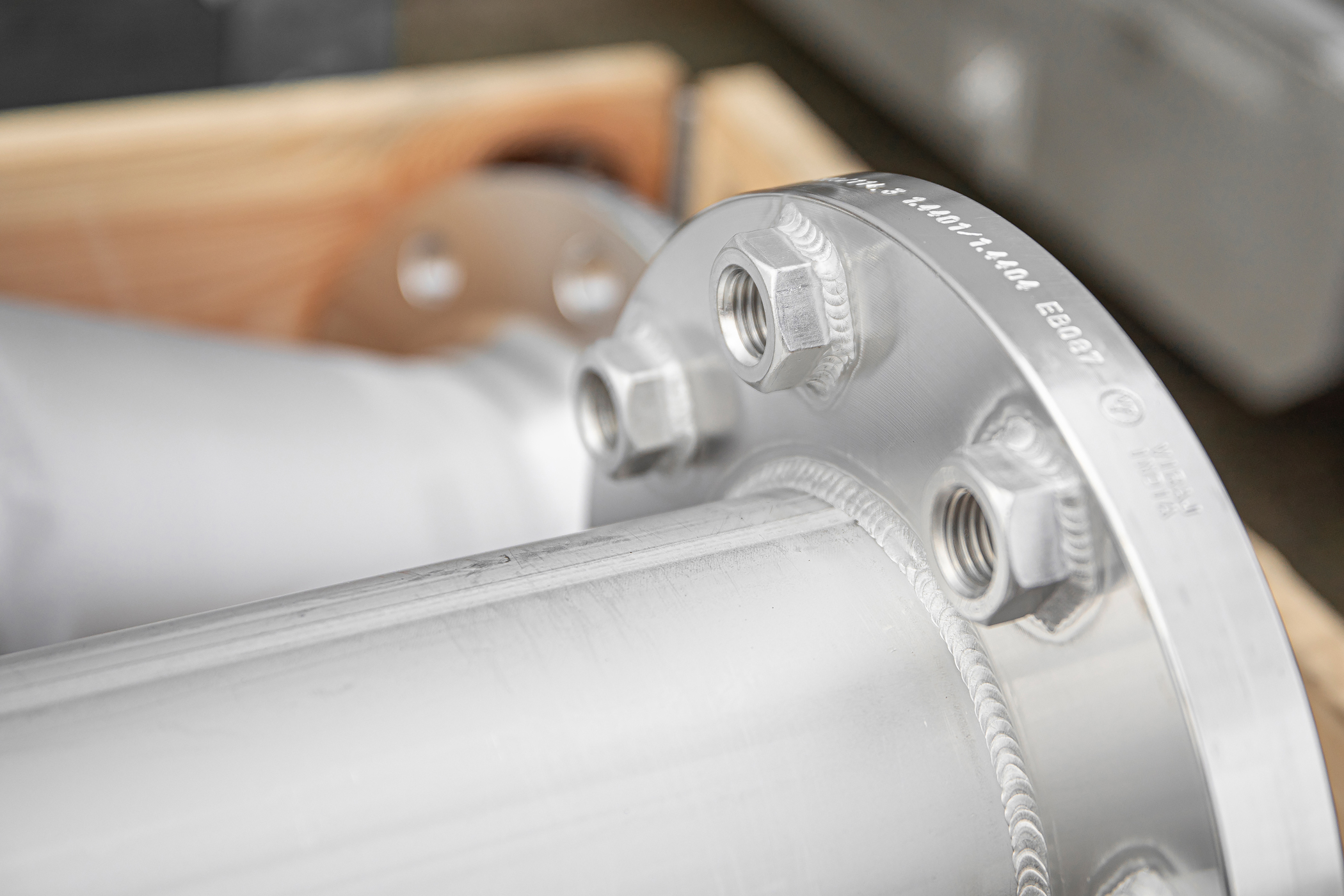 Geslepen rvs onderdeel en egaal oppervlak.