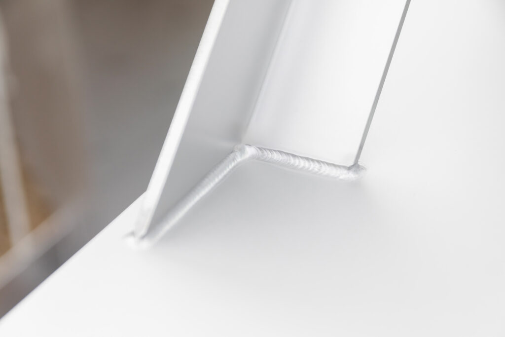 Rvs beits en passiveren. Beschermende oxidelaag weer hersteld.