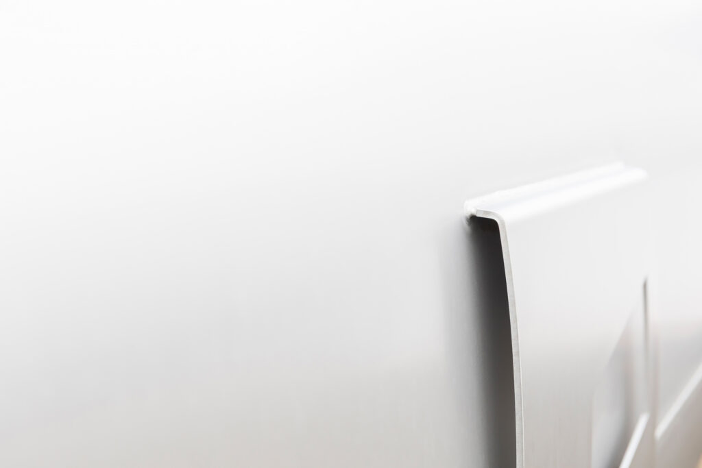 Rvs slijpen, ook wel rvs schuren genoemd, wordt het materiaal met schuurbanden of -schijven bewerkt om oneffenheden, lasnaden of verkleuringen te verwijderen.