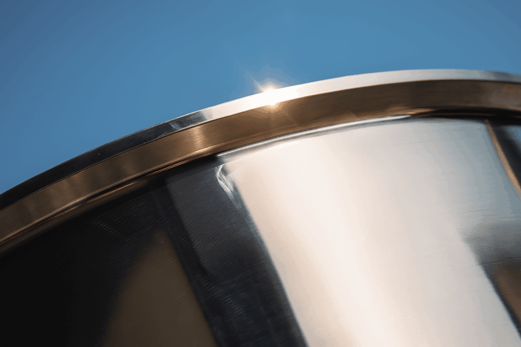 Slijpen en polijsten van een roestvaststalen product voor een glad en glanzend oppervlak.