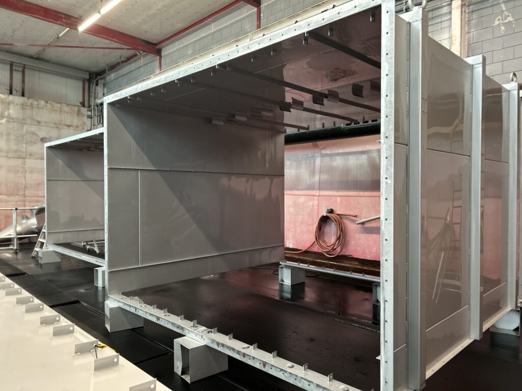 RVS kanaalonderdelen met schone matgrijze afwerking na beitsen